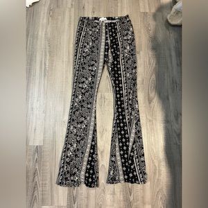Tres Bien creme/black print thin material, elastic waist-Comfy flare pant size L
